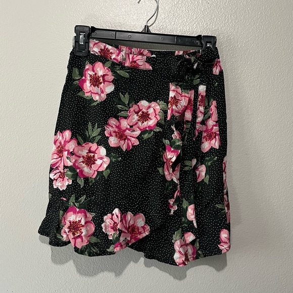 PLANET GOLD- NEW Black and Pink Floral Wrap Mini Skirt Size M - Picture 1 of 4